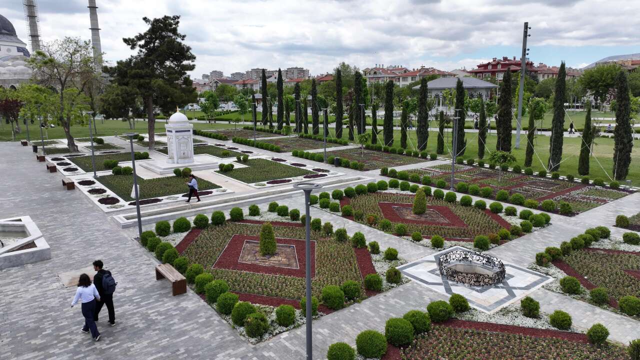 Konya’da 1 milyon 800 bin çiçek toprakla buluştu 18